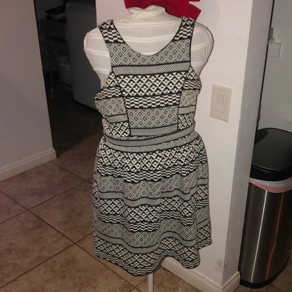 Sleeveless Dress with geometric patterns - medium